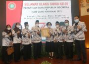 Bupati Alfedri terima penghargaan Dwija Praja Nugraha.